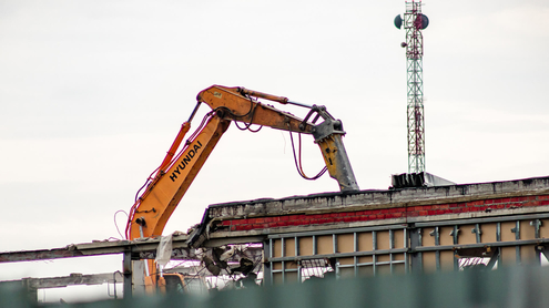 Гидромолот Delta – эффективен для демонтажа в городе!