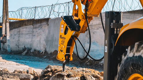 Гидромолот Delta F-5 работает с бетонными отходами