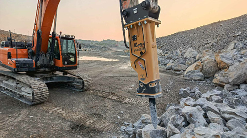 Гидромолот Delta FX35S на добыче цемента в Пермском крае