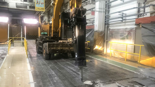 Внутри и снаружи помещений может работать гидромолот Delta FX-10S