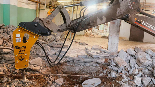 Гидромолот Delta F-5 Open помогает в разборе фундамента