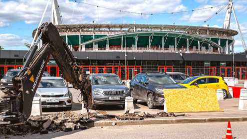 У станции метро Черкизовская работает гидромолот Delta FX-5